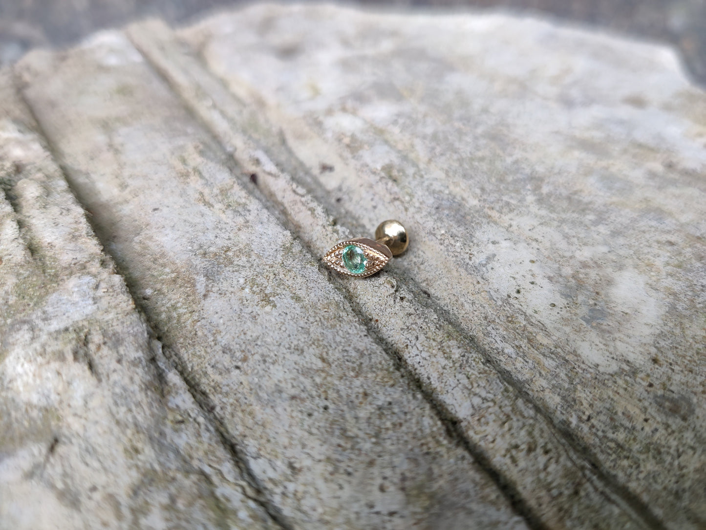 Piercing oreilles or jaune émeraudes labret