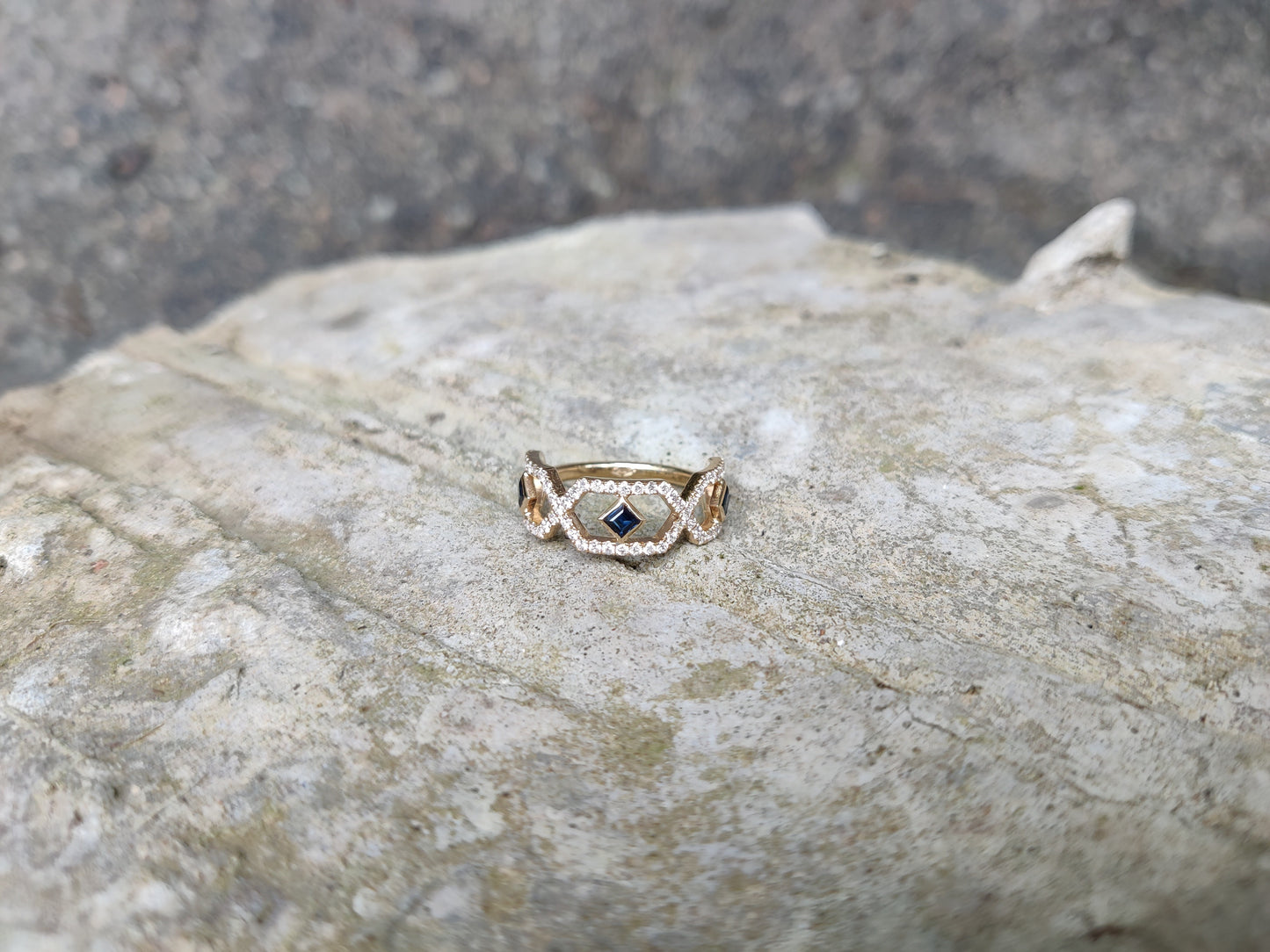 Bague or jaune saphirs et diamants