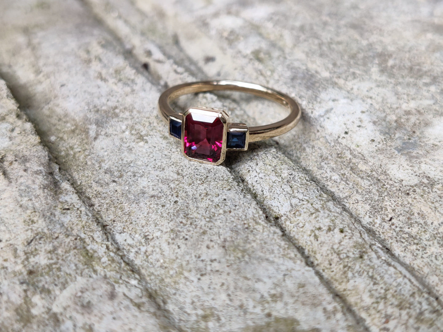 Bague or jaune rhodolite saphirs